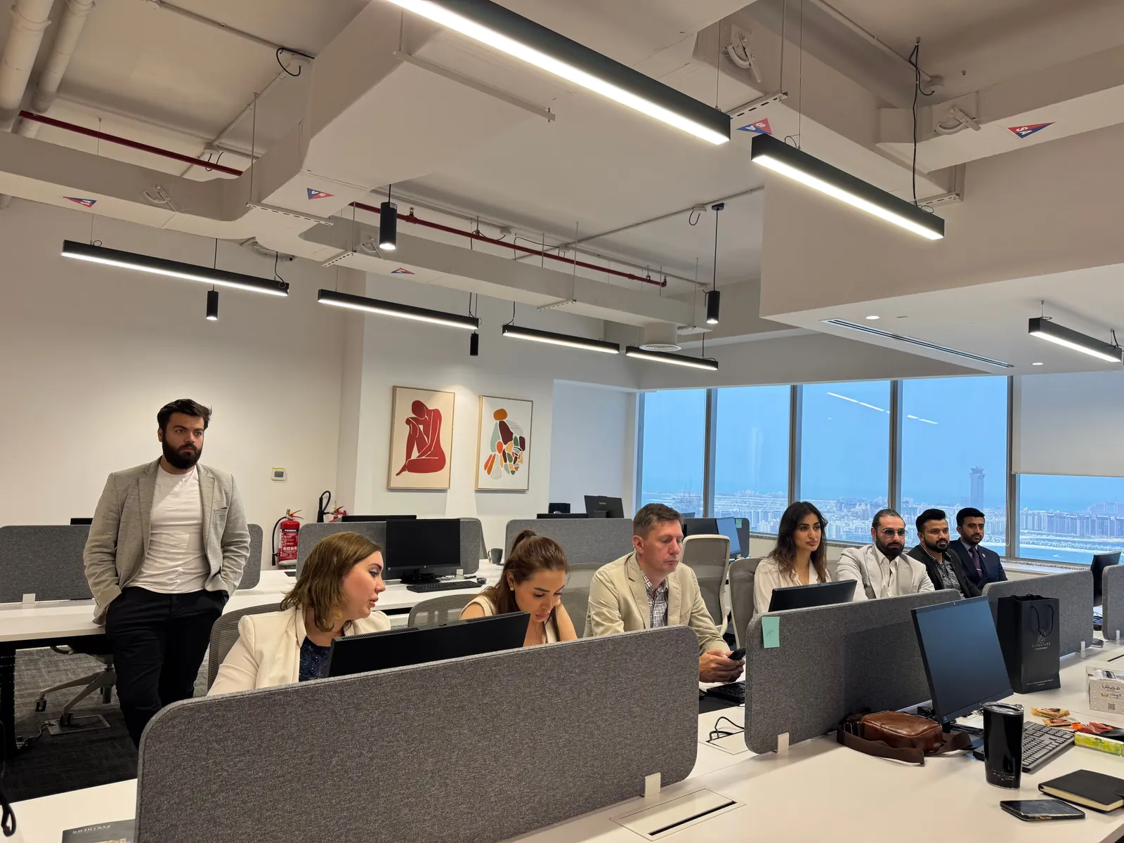 Equipo de Dirmark Group reunido en una oficina